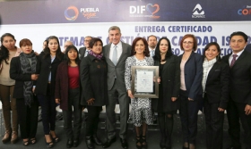 Dinorah L&oacute;pez de Gali y Tony Gali reciben certificado de gesti&oacute;n de calidad en proceso de adopci&oacute;n