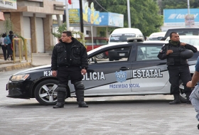 Golpean a polic&iacute;as estatales