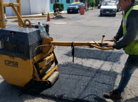 Gobierno Municipal contin&uacute;a tapando baches en toda la Ciudad