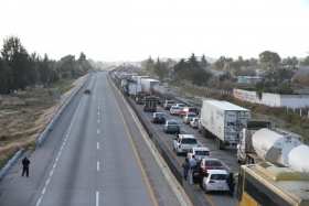 l motivo de los cortes de circulaci&oacute;n se debe a que Caminos y Puentes Federales (CAPUFE) est&aacute; haciendo la colocaci&oacute;n de 2 trabes 