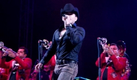  &ldquo;Cuando t&uacute; me besas&rdquo;, &ldquo;No te creas tan importante&rdquo;, &ldquo;Besos nuevos&rdquo; &eacute;xitos de "El Bebeto"
