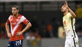 La cancha lluviosa en el Azteca dificult&oacute; las acciones