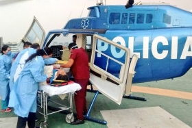 Las autoridades explicaron que acudi&oacute; al hospital con lesiones en la yugular y la herida tiene dos trayectorias, por lo que se mantiene en terapia intensiva