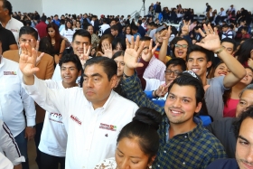 Los exhort&oacute; a hacer del futuro, su presente