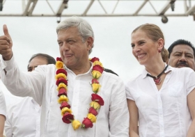 Andr&eacute;s Manuel L&oacute;pez Obrador y Beatriz Guti&eacute;rrez M&uuml;ller