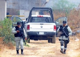 Tambi&eacute;n fueron presentados ante la PGR seis presuntos delincuentes y se aseguraron 18 veh&iacute;culos