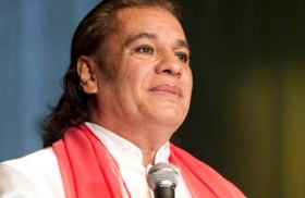 Hizo cantar a su p&uacute;blico con las canciones &ldquo;&iquest;Por qu&eacute; me haces llorar?&rdquo;, seguida de &ldquo;No te aferres&rdquo;, &ldquo;Insensible&rdquo; y &ldquo;La diferencia&rdquo;