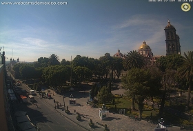 Soleado el z&oacute;calo poblano