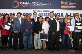 Reconocen a personal con hasta cinco d&eacute;cadas de servicio