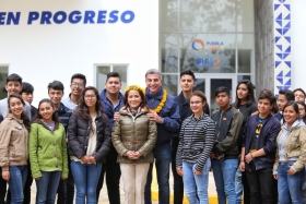 El mandatario devela placa de la declaratoria de Heroica Ciudad de Zacatl&aacute;n