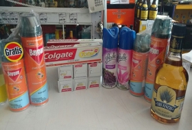 Roban mercanc&iacute;a y los detienen