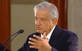 L&oacute;pez Obrador devuelve 22 mil pesos de su salario