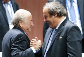 Platini acepta que recibi&oacute; dinero de Blatter