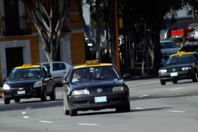 Piden contin&uacute;en dando servicio los taxistas.