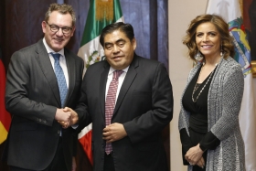  La pobreza solo se combate con crecimiento y empleos, se&ntilde;al&oacute; Barbosa Huerta