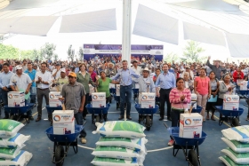 Entreg&oacute; diversos apoyos al campo y reiter&oacute; que mantendr&aacute; un modelo de colaboraci&oacute;n con los tres &oacute;rdenes de gobierno, sin distinciones partidistas