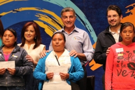 En coordinaci&oacute;n con el alcalde de Puebla, Luis Banck, se realiz&oacute; la sexta entrega de estos apoyos a mil 611 mujeres de la capital