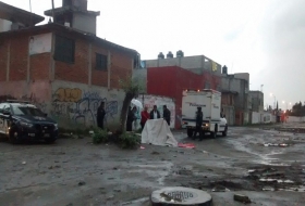 Apu&ntilde;alan a hombre en ri&ntilde;a