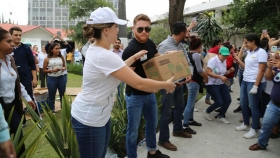 Sa&uacute;l &Aacute;lvarez se sum&oacute; a las labores humanitarias en Jalisco. 