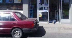El cuerpo qued&oacute; en la entrada de una tienda de conveniencia  