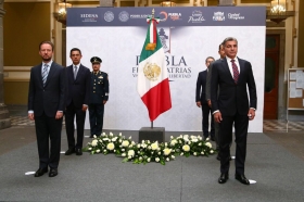 Izamiento de Bandera y la primera guardia de honor al L&aacute;baro Patrio 