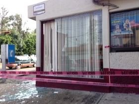 Atacan con bombas Molotov sedes en Puebla del INE y Secretar&iacute;a de Econom&iacute;a