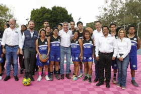 Explic&oacute; que la instituci&oacute;n ahora cuenta con canchas para practicar f&uacute;tbol, b&aacute;squetbol y voleibol
