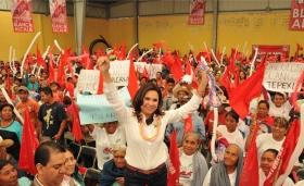 Ofrece Blanca Alcal&aacute; mejorar vialidades en la mixteca poblana