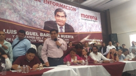 Estuvo acompa&ntilde;ado de diputados locales  