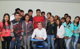 Entreg&oacute; computadoras port&aacute;tiles a Docentes