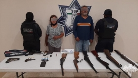 Con seis armas, Polic&iacute;a Estatal detiene a dos personas en Aquixtla
