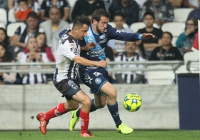 Puebla abri&oacute; el marcador pero fue alcanzado por Rayados, posteriormente un penal pol&eacute;mico puso contracorriente a los poblanos 