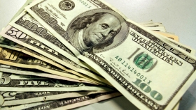 El d&oacute;lar baja a 18.95 pesos en bancos