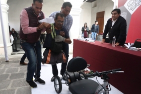 La labor del gobernador es humanitaria, expres&oacute; P&aacute;nfilo M&eacute;ndez, quien recibi&oacute; una silla de ruedas 