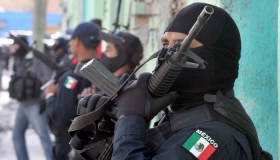 Sujetos roban armas a polic&iacute;as