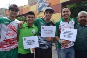 Boxeadores mexicanos salen a "botear" para obtener recursos
