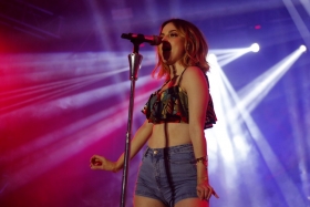 La cantante interpret&oacute; sus &eacute;xitos ante miles de poblanos