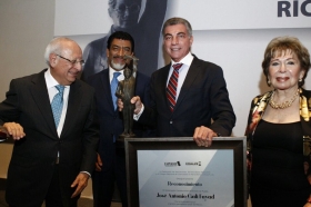 Encabez&oacute; la XV entrega del Premio M&eacute;xico de Periodismo &ldquo;Ricardo Flores Mag&oacute;n&rdquo;